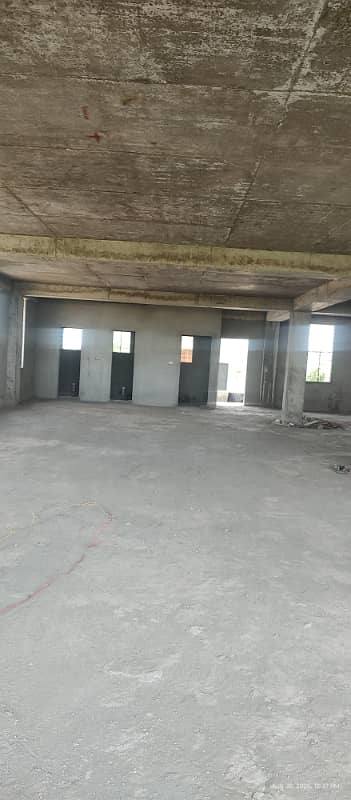 1 Kanal Comercial Hal On 200 Ft Road Best For Bank . Clinic. Mart . It Office. Snookar Club. Any Tipe Of Any Brand Etc
