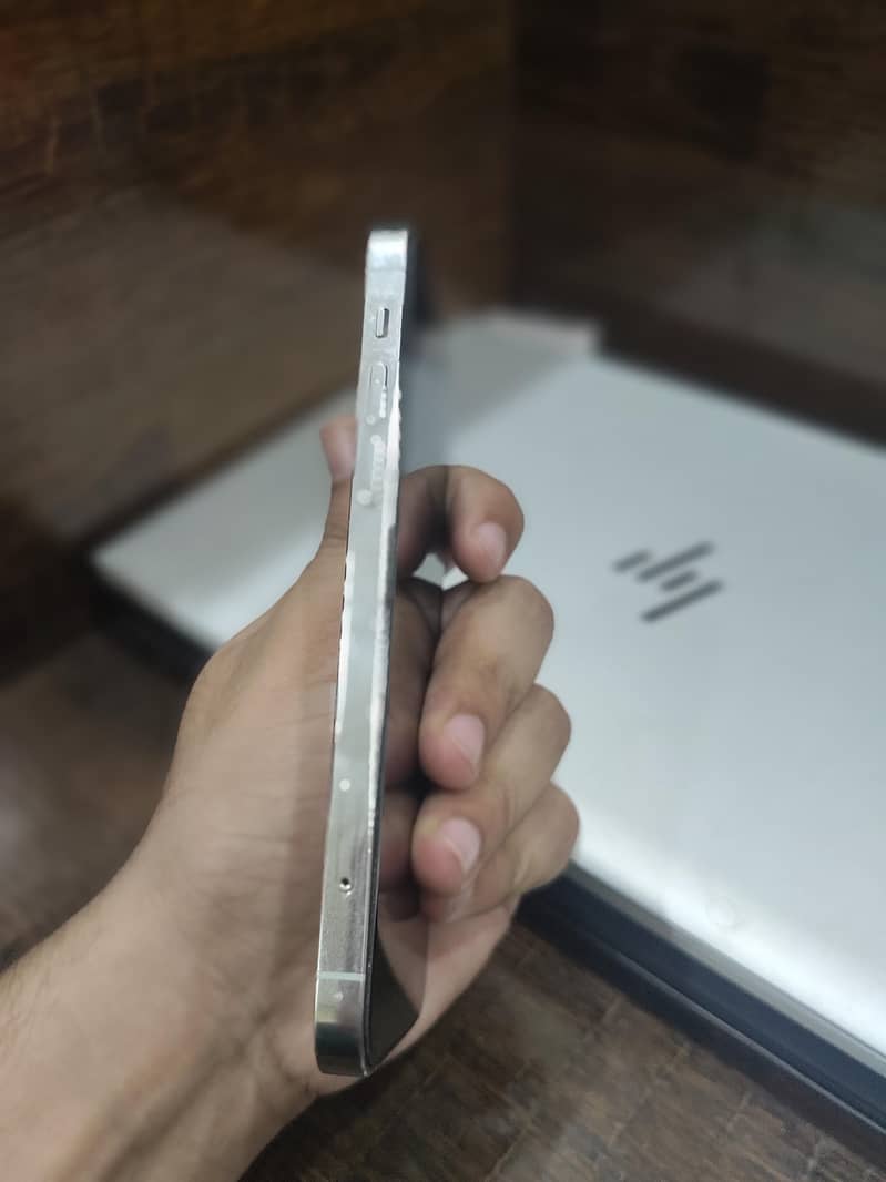 Apple iPhone 12 4