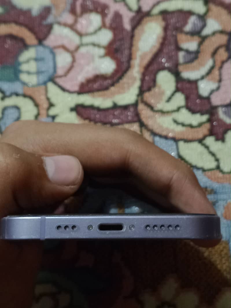 Apple iPhone 12 4