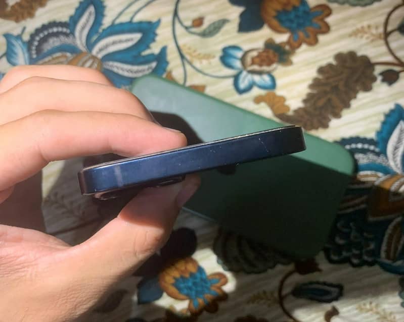 Apple iPhone 13 5