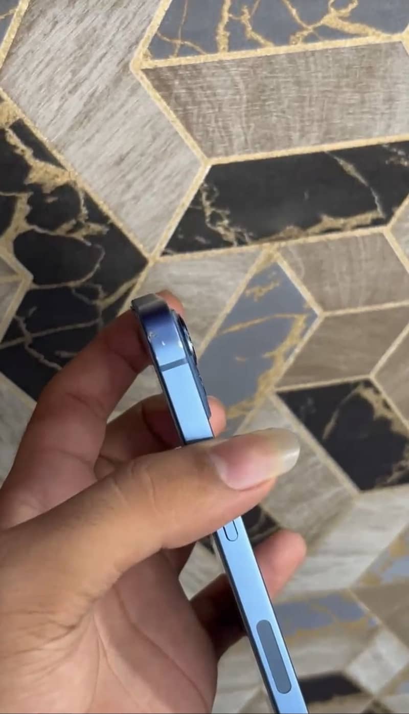 Apple iPhone 13 2