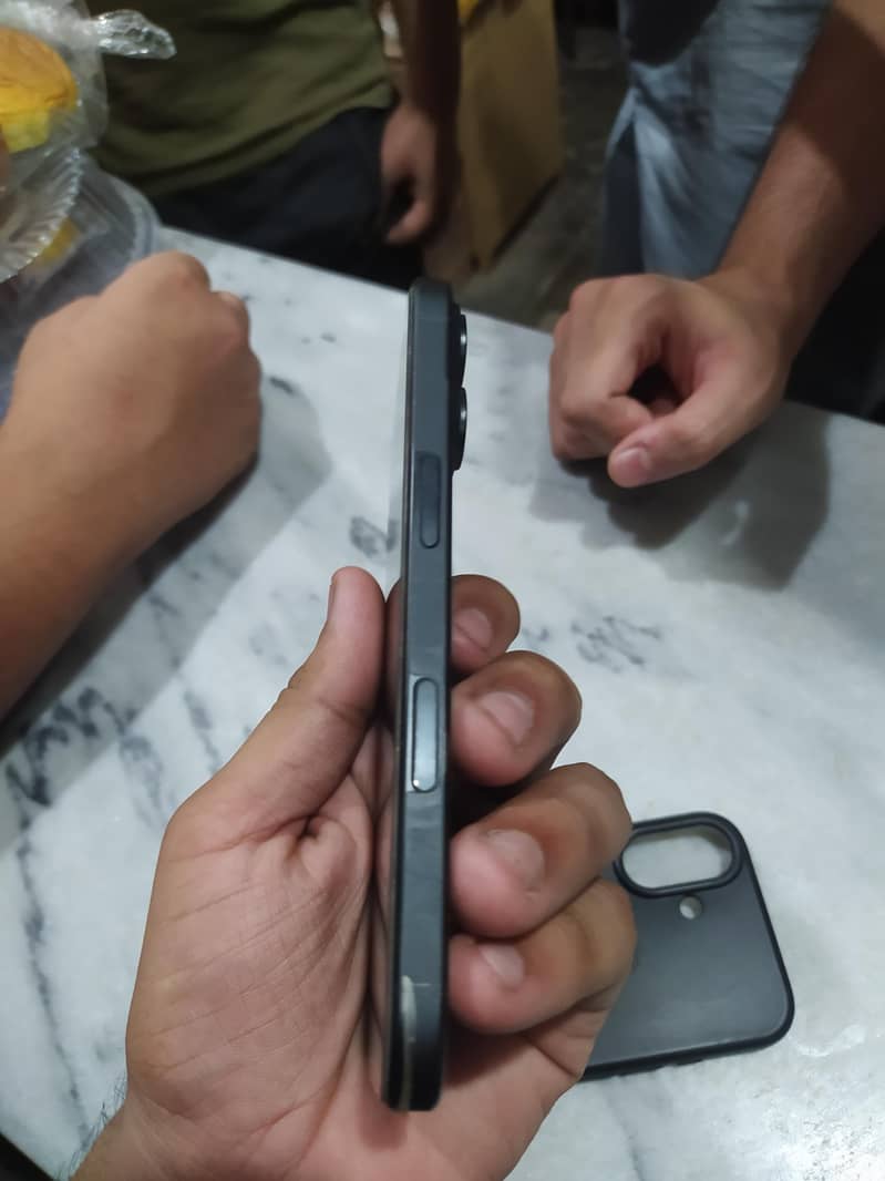 Apple iPhone 16 2