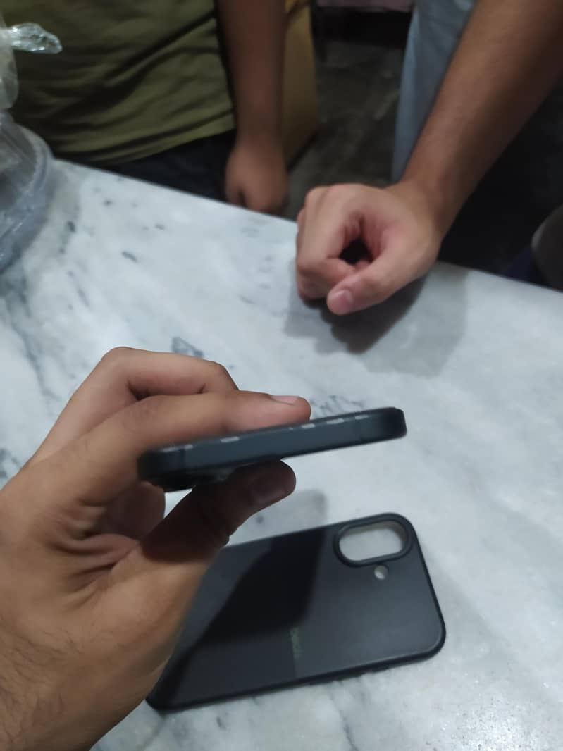 Apple iPhone 16 4