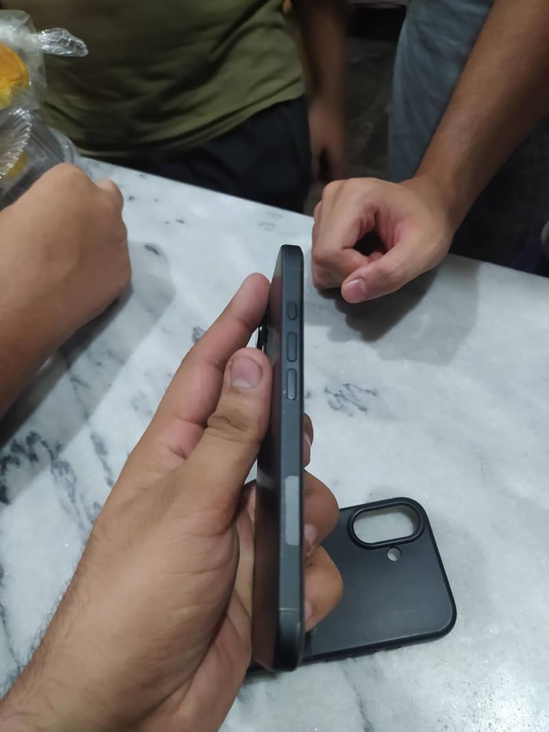 Apple iPhone 16 5
