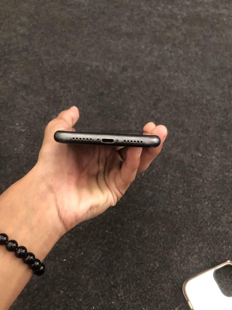 Apple iPhone 11 4