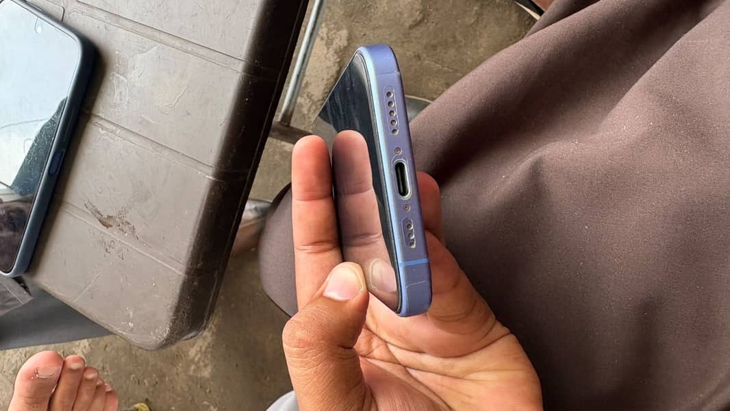 Apple iPhone 16 6