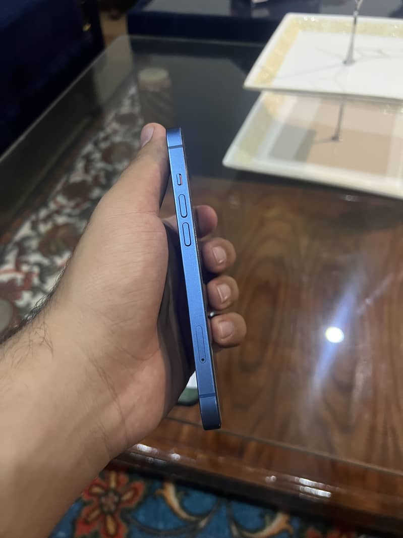 Apple iPhone 13 5