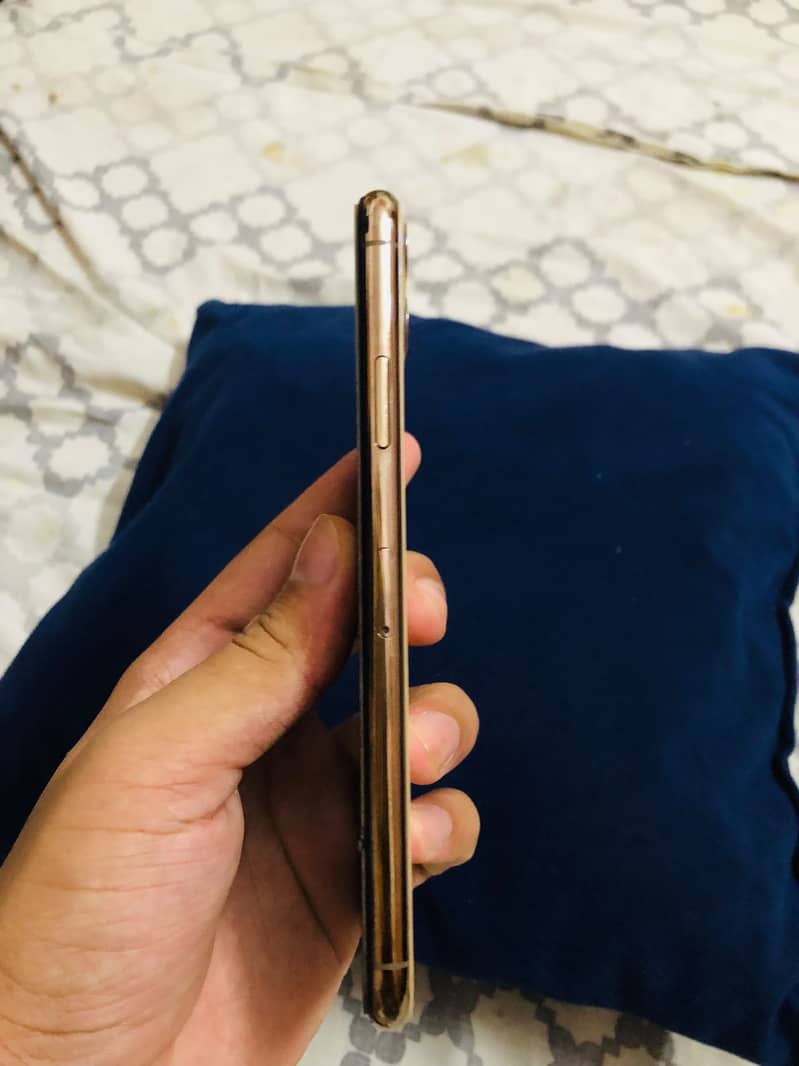 Apple iPhone 11 Pro Max 4