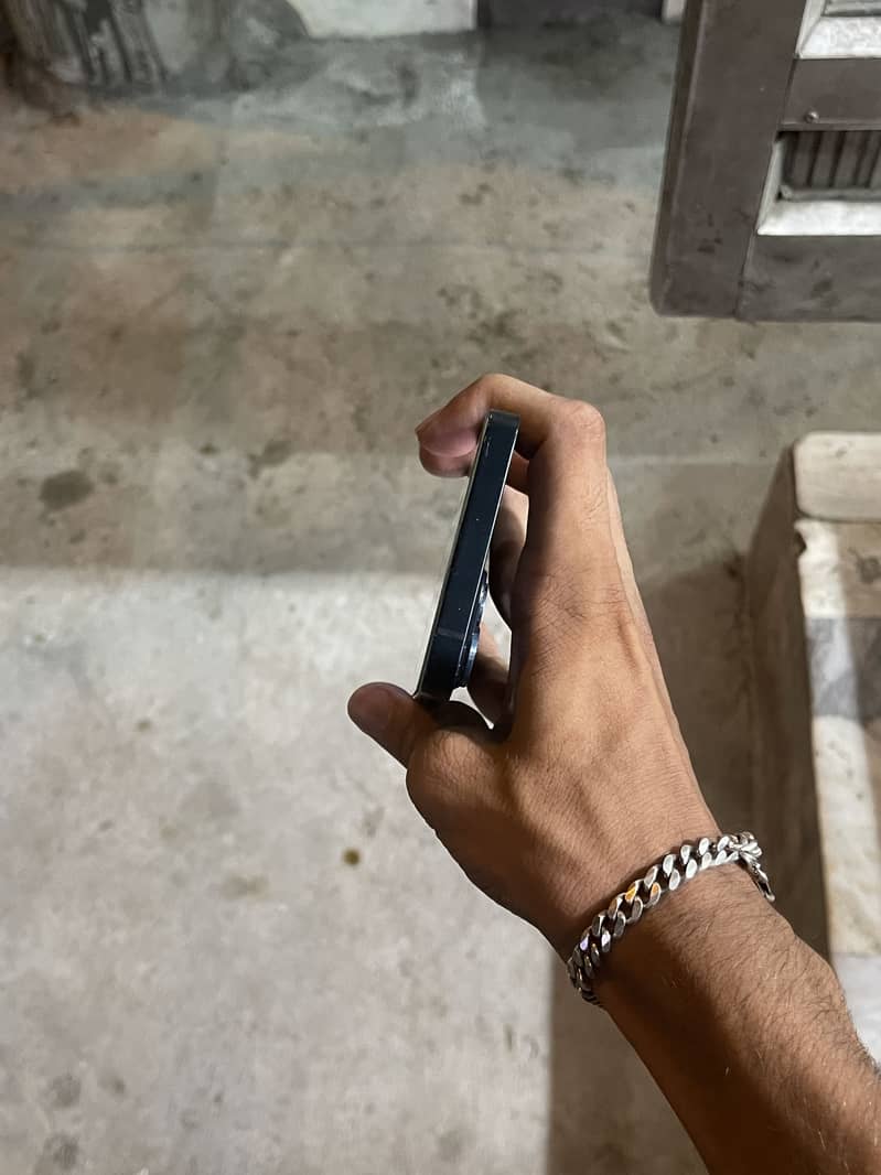 Apple iPhone 13 2