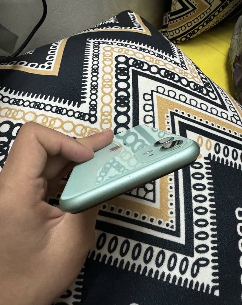 Apple iPhone 11 4