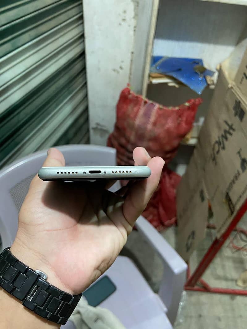 Apple iPhone XR 4