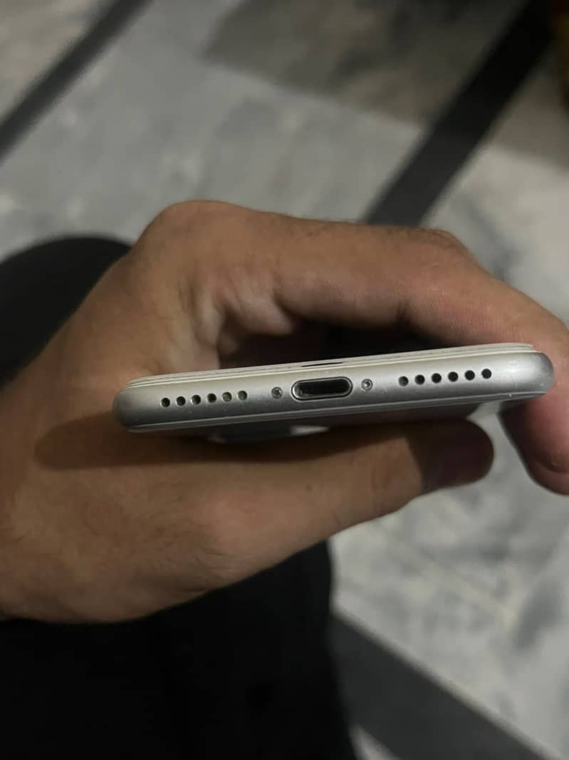 Apple iPhone 8 3