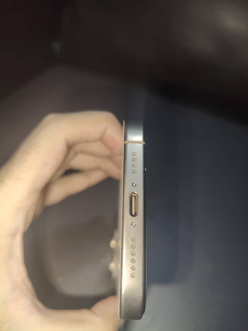 Apple iPhone 16 Pro Max 9