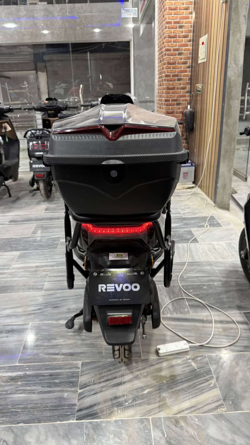 Revoo A12 1