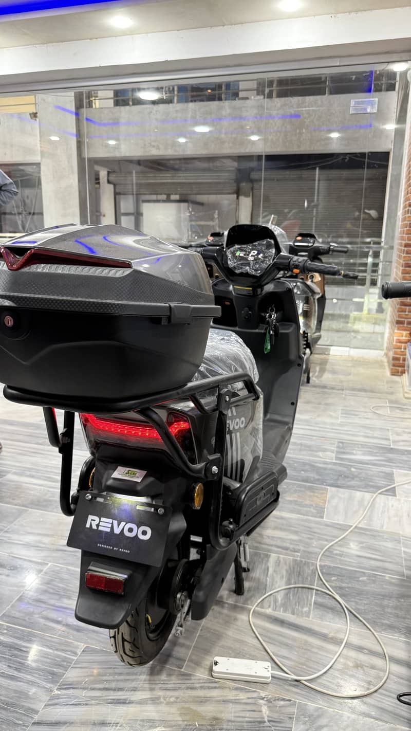 Revoo A12 2
