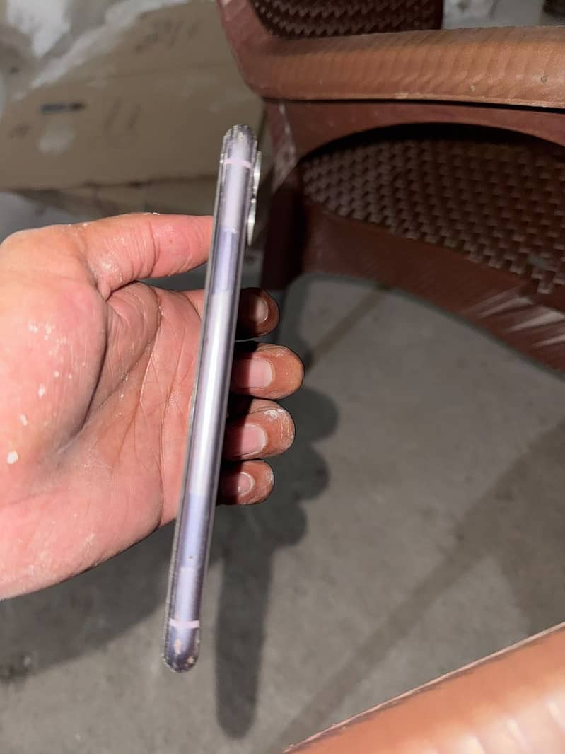 Apple iPhone 11 4
