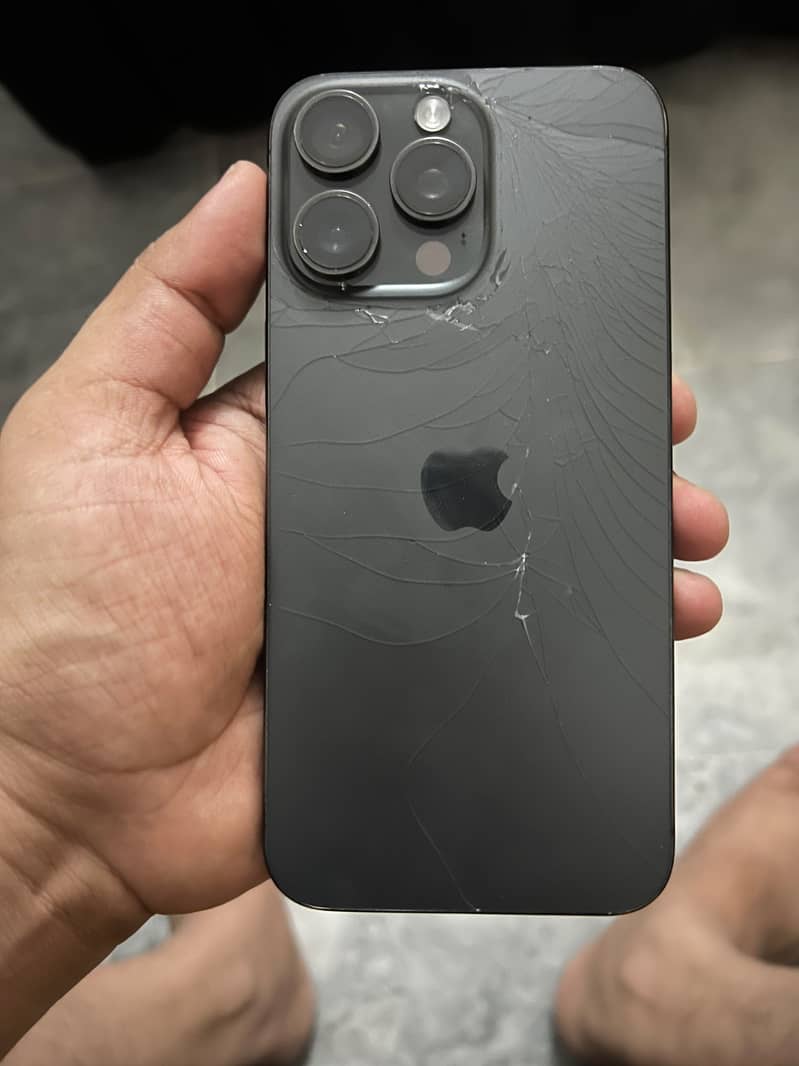 Apple iPhone 15 Pro Max 4