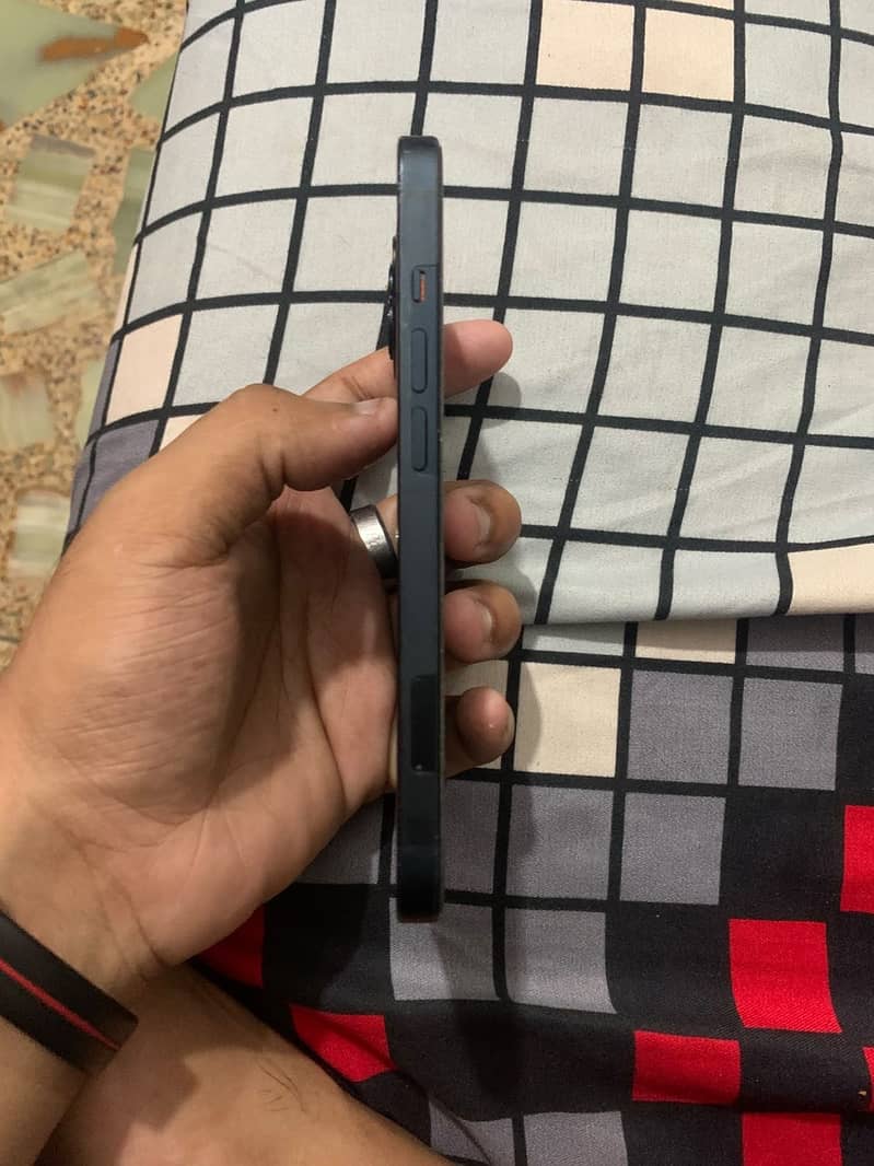 Apple iPhone 13 2