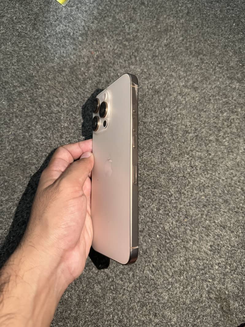 Apple iPhone 16 Pro Max 6