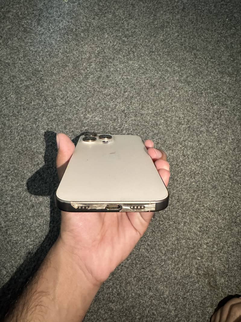 Apple iPhone 16 Pro Max 8