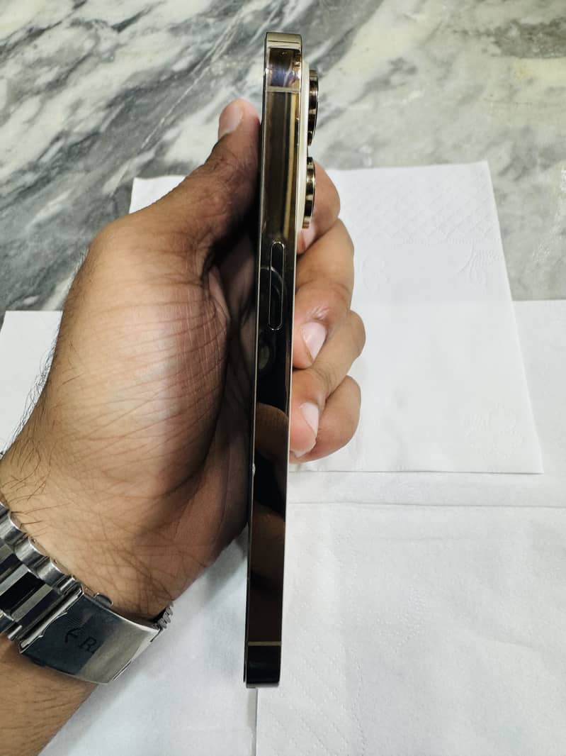 Apple iPhone 14 Pro 0