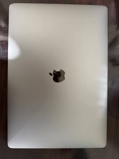 Macbook pro 2017, 15', 16gb ram, 512 gb ssd