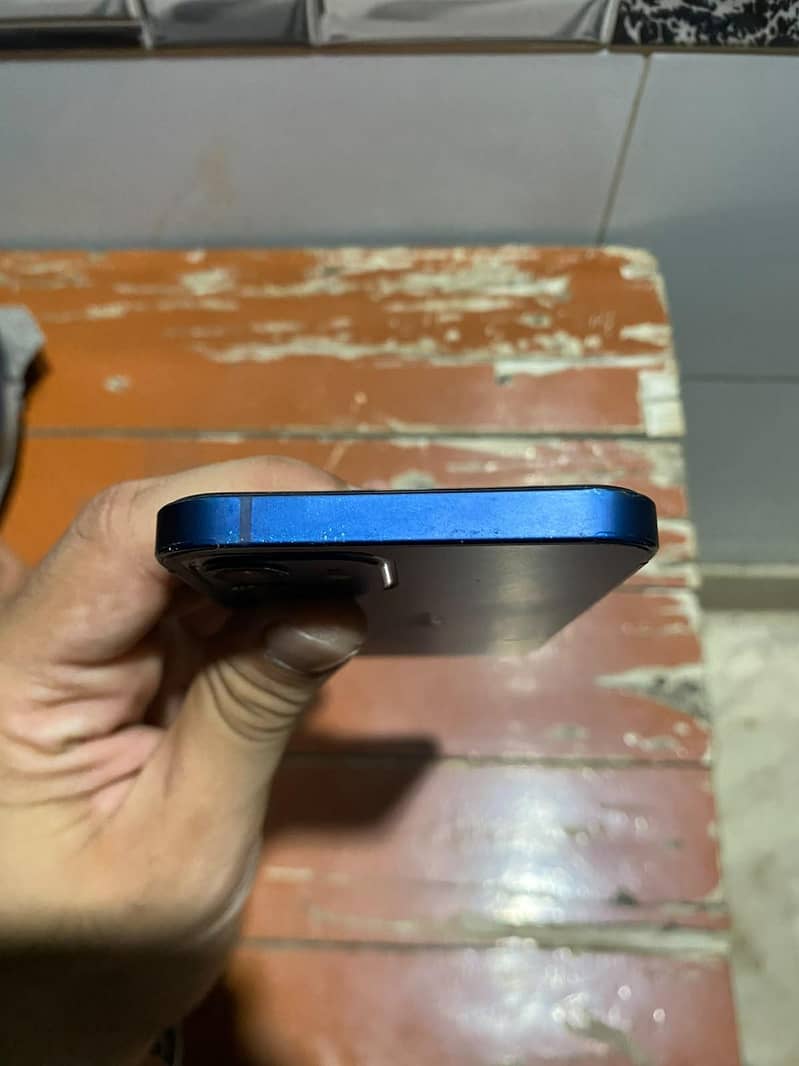 Apple iPhone 12 4