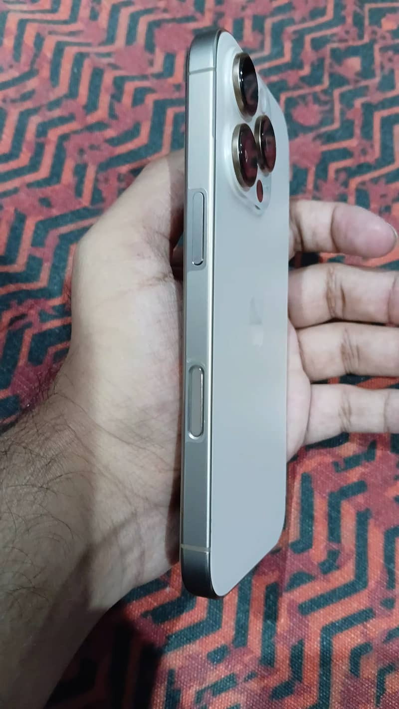 Apple iPhone 16 Pro 1
