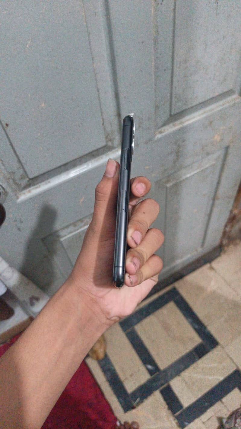Apple iPhone 11 Pro 4