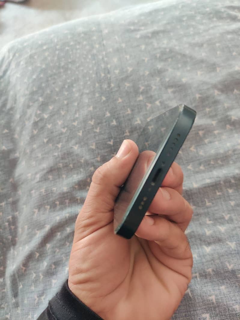 Apple iPhone 13 5