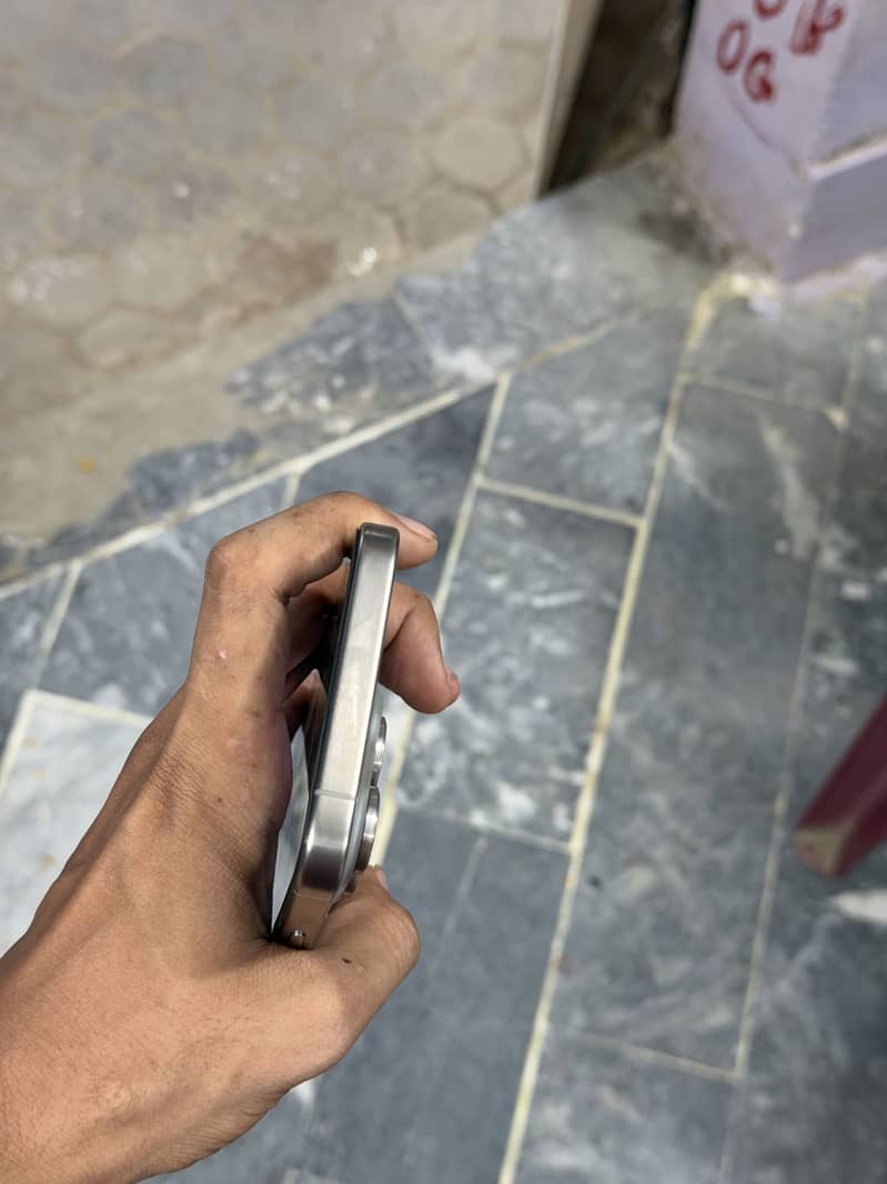 Apple iPhone 15 Pro Max 4