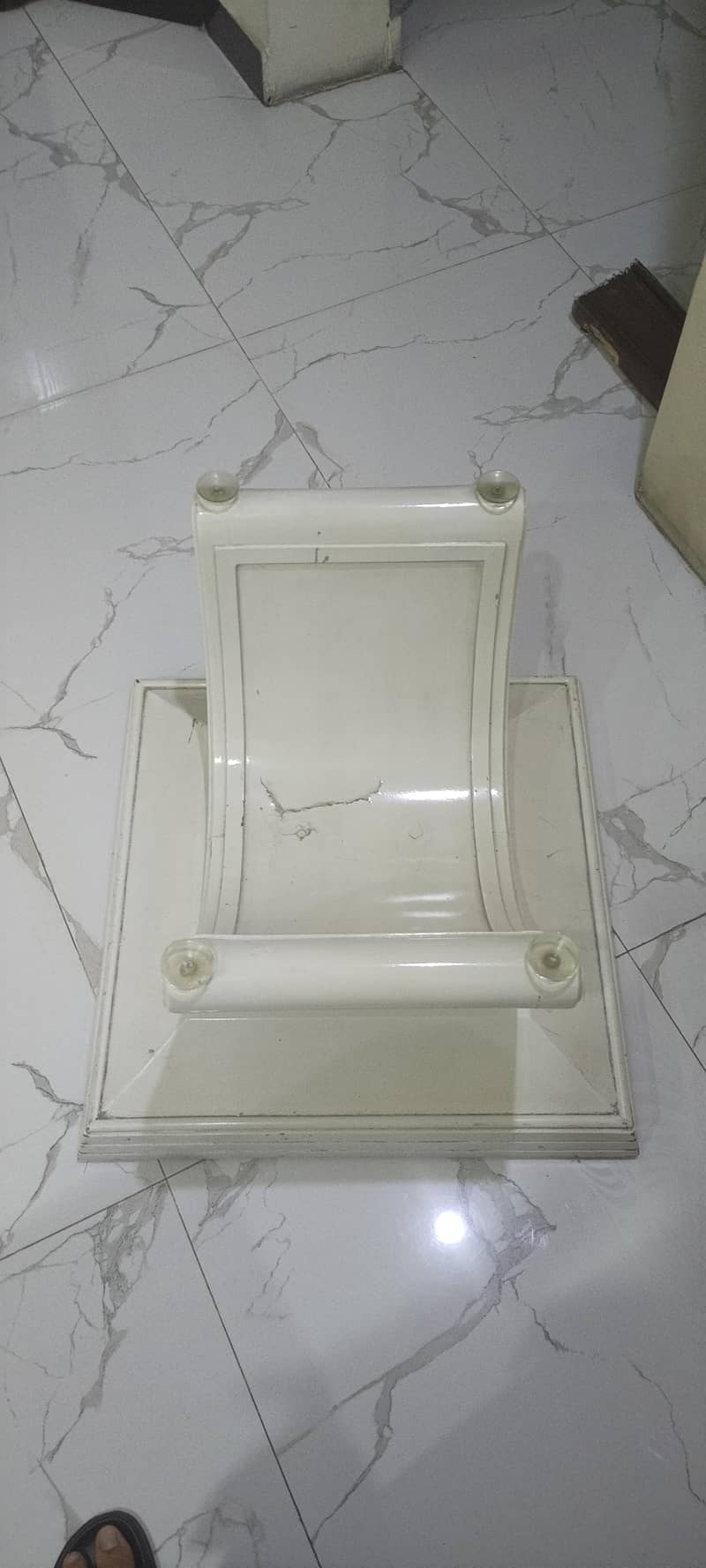 white tables 0