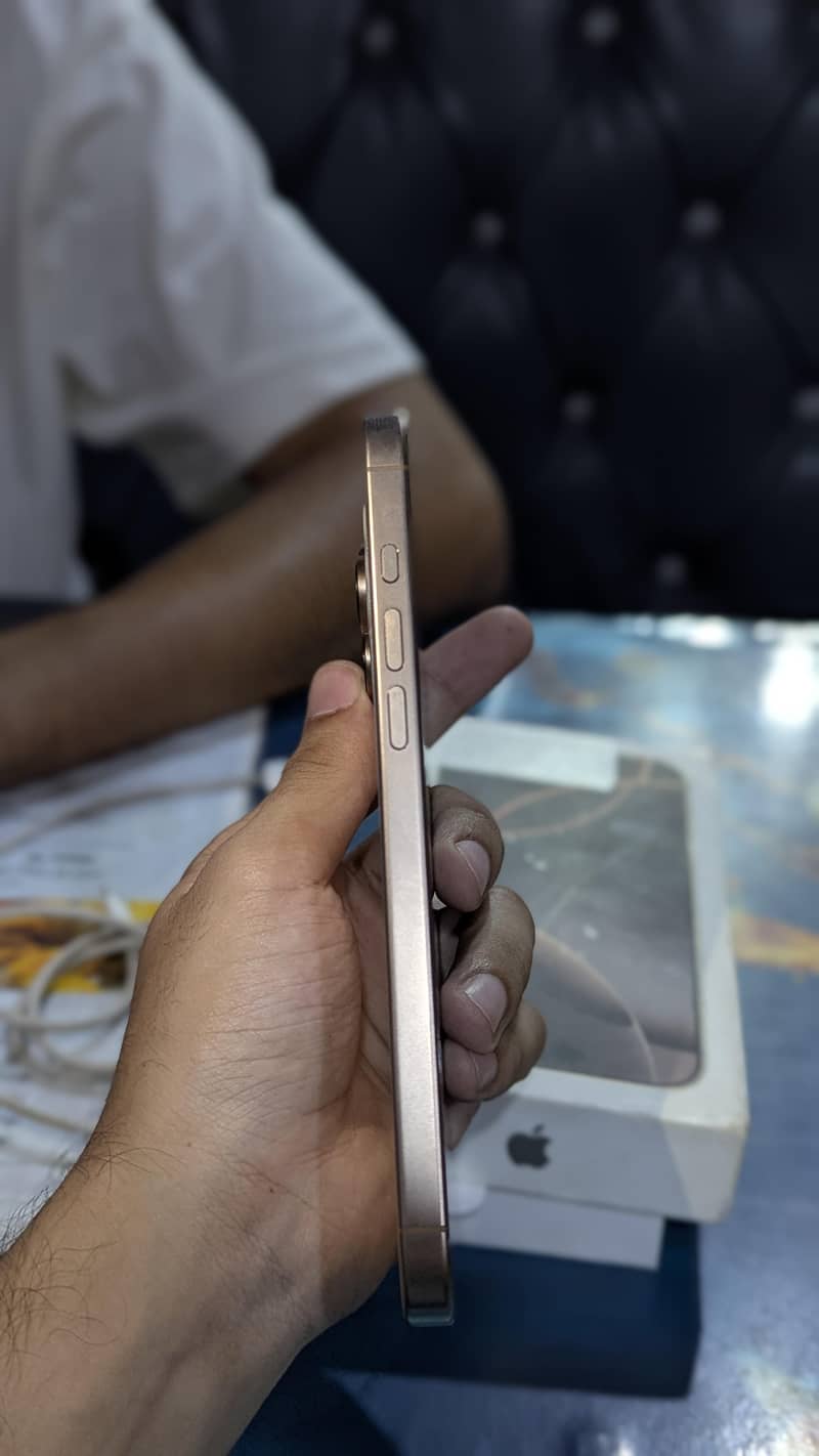 Iphone 16 pro max 4