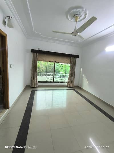 5 bedrooms & 6 bathrooms 1 DD 2 TV lounge 1 kitchen