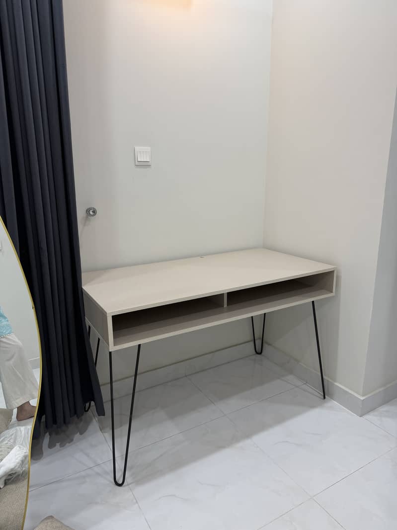 Study/Dressing Table 0