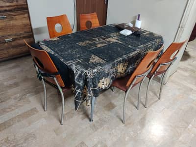 Dinning table in good condition