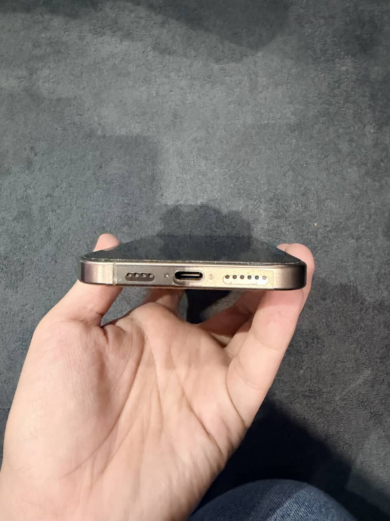 Apple iPhone 16 Pro Max 4