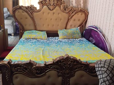 mujy yeh apna full size bed sale krna ha 8months sirf use hua huwa ha