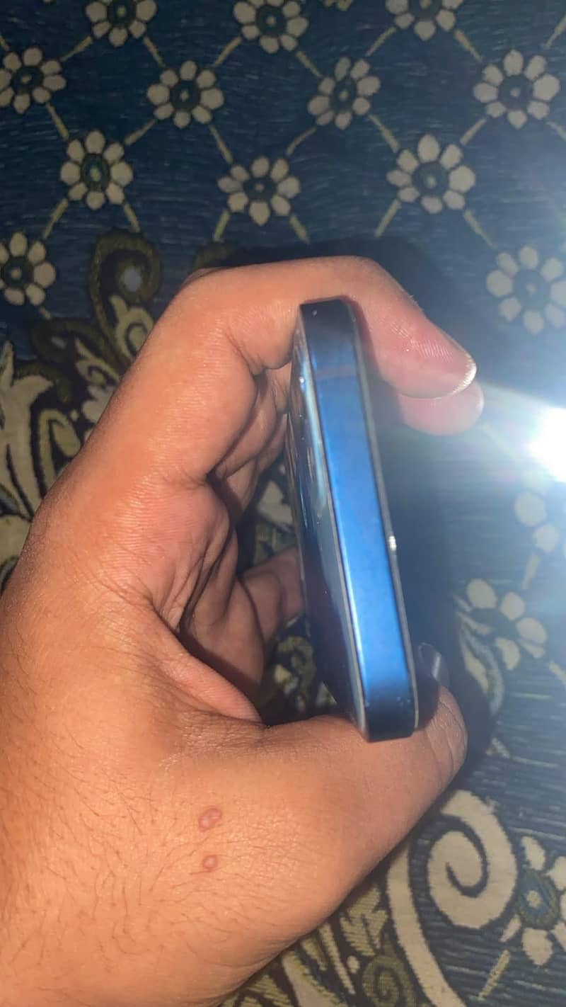 Apple iPhone 12 4