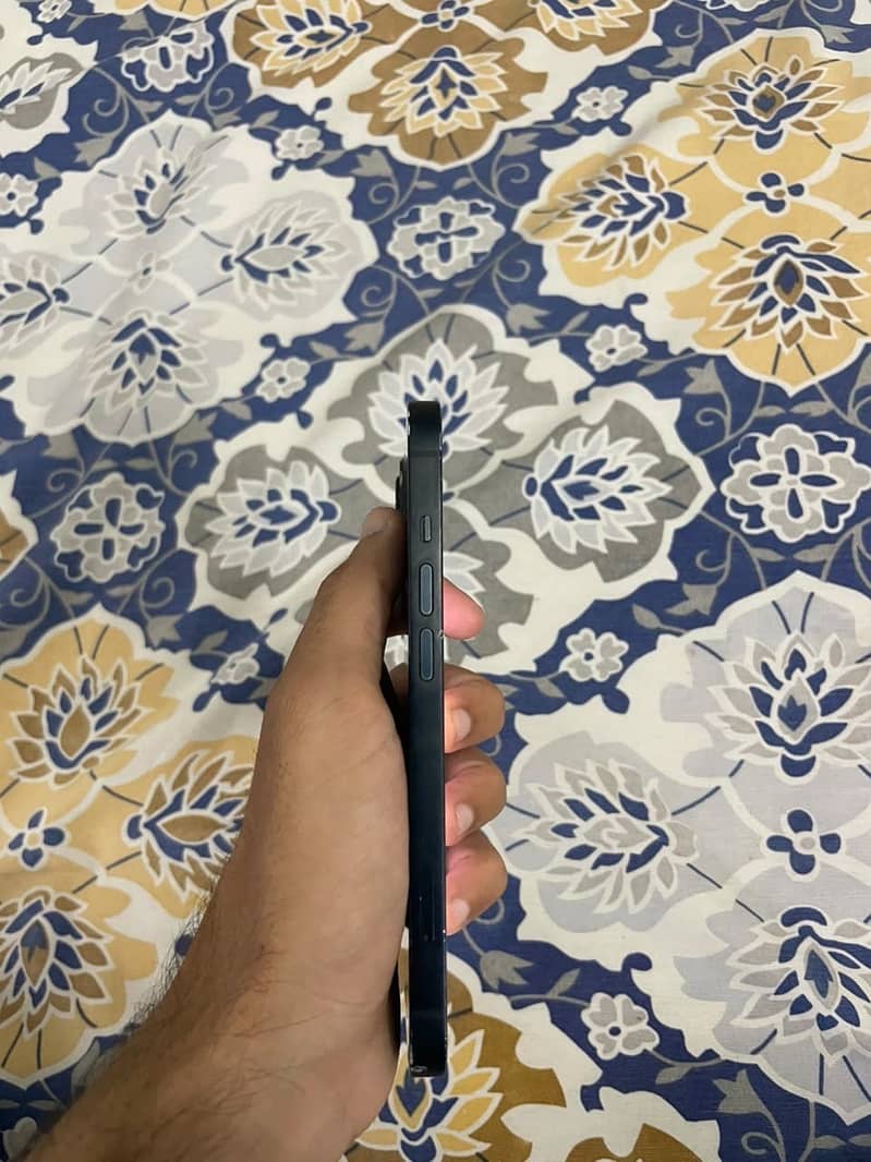 Apple iPhone 13 2