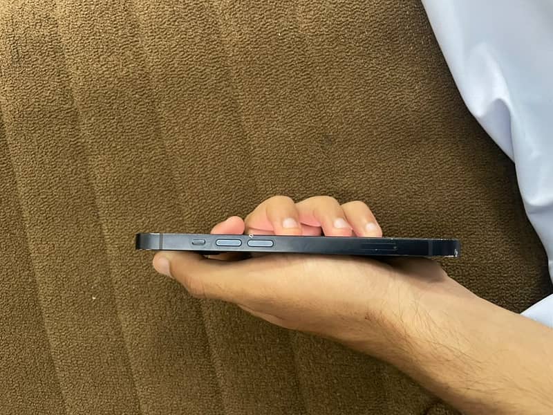Apple iPhone 13 5