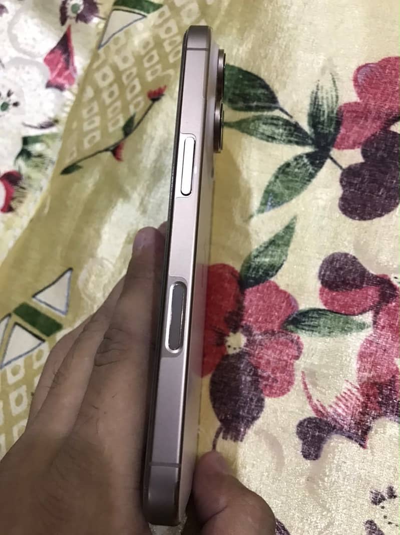 Apple iPhone 16 Pro 3