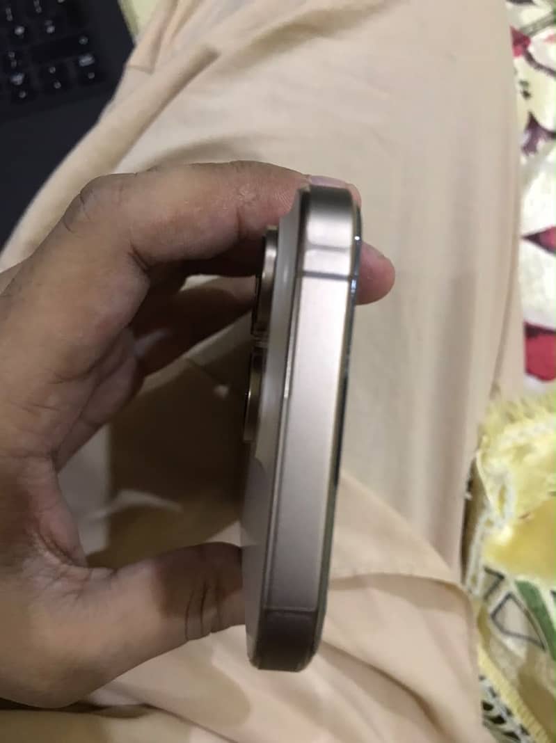 Apple iPhone 16 Pro 4
