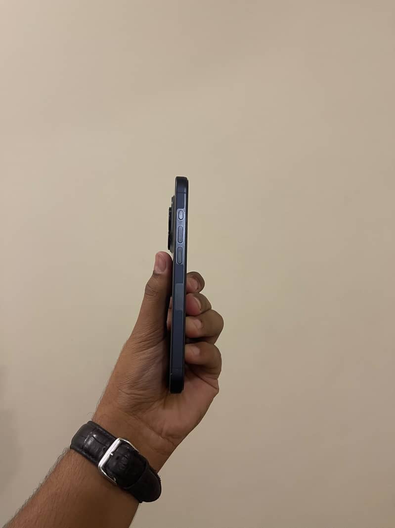 Apple iPhone 15 Pro 3
