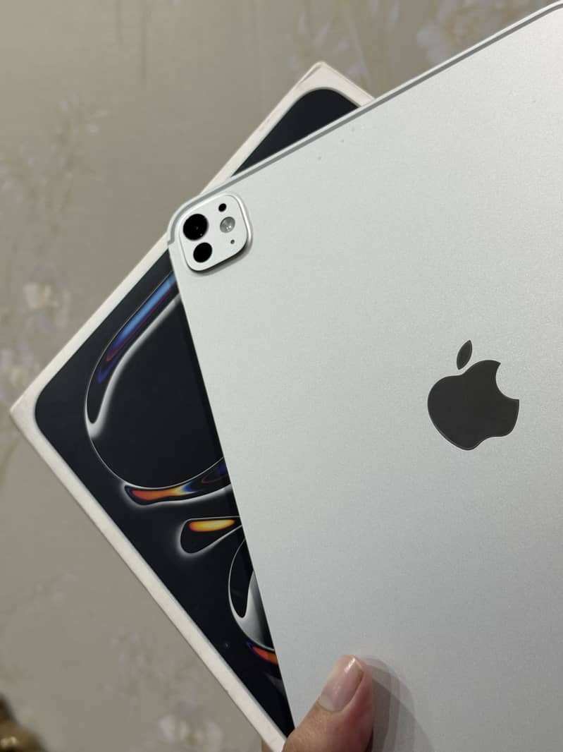 iPad M5 Complete Box 1