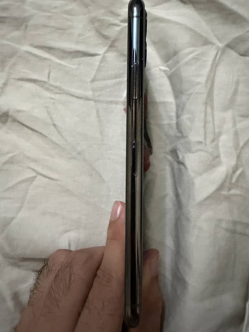 Apple iPhone 11 Pro Max 2
