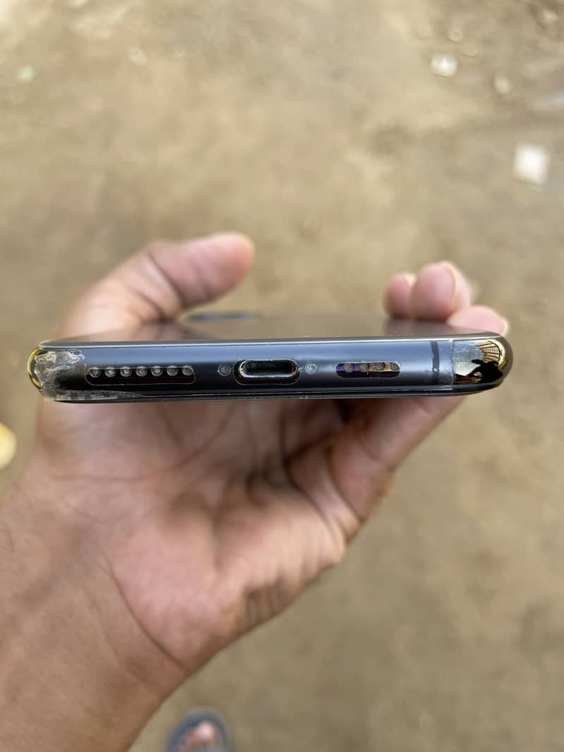 Apple iPhone 11 Pro Max 2
