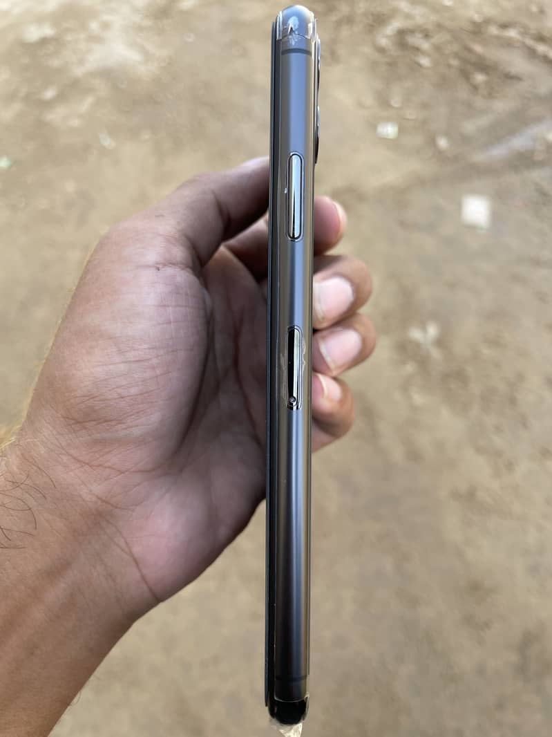 Apple iPhone 11 Pro Max 4