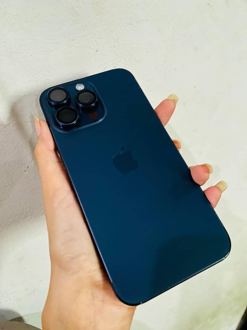 Apple iPhone 15 Pro Max 4