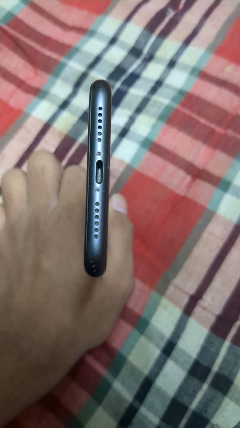 Apple iPhone 11 4